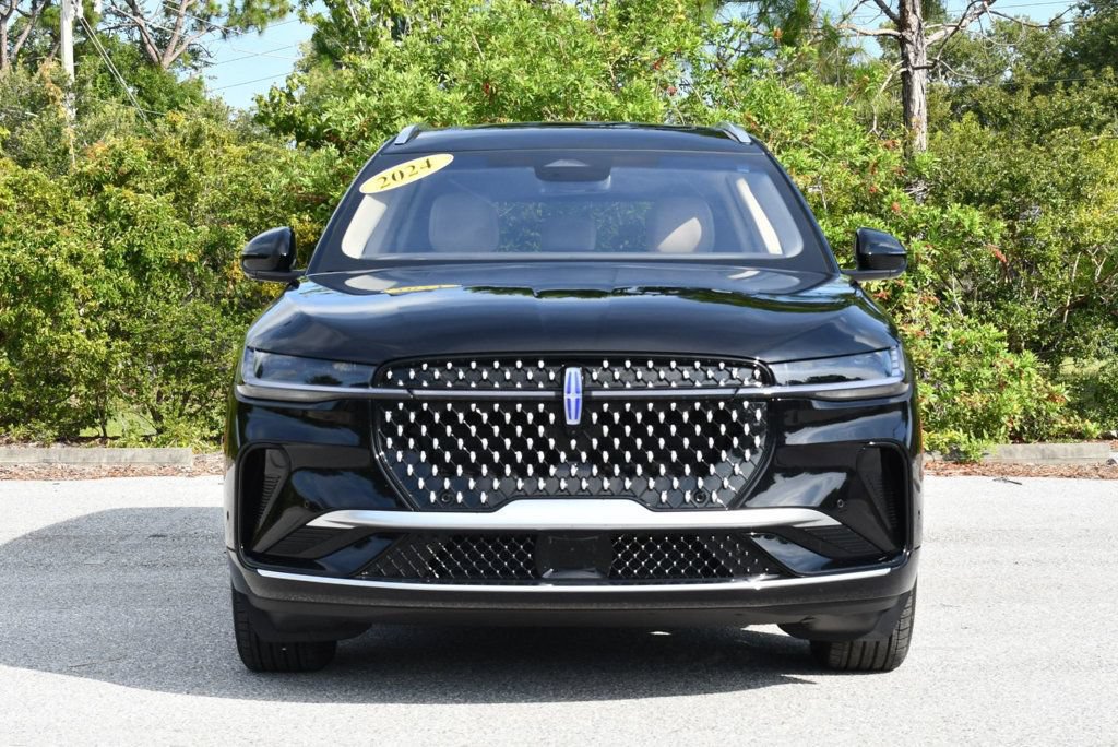Used 2024 Lincoln Nautilus Reserve w/ Equipment Group 203A AWD/4WD image 9