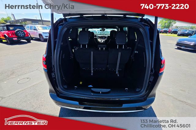 New 2027 Chrysler Pacifica Select FWD image 26