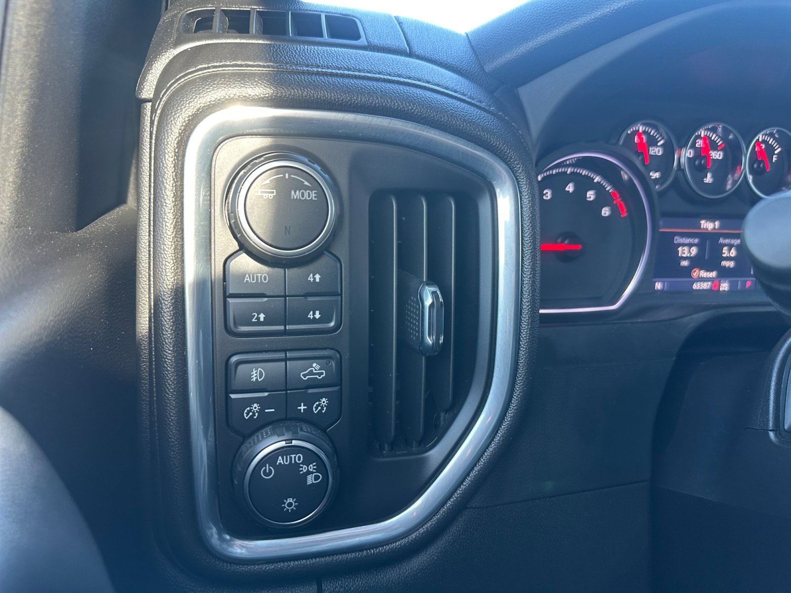 Used 2022 Chevrolet Silverado 1500 LT Trail Boss AWD/4WD image 19