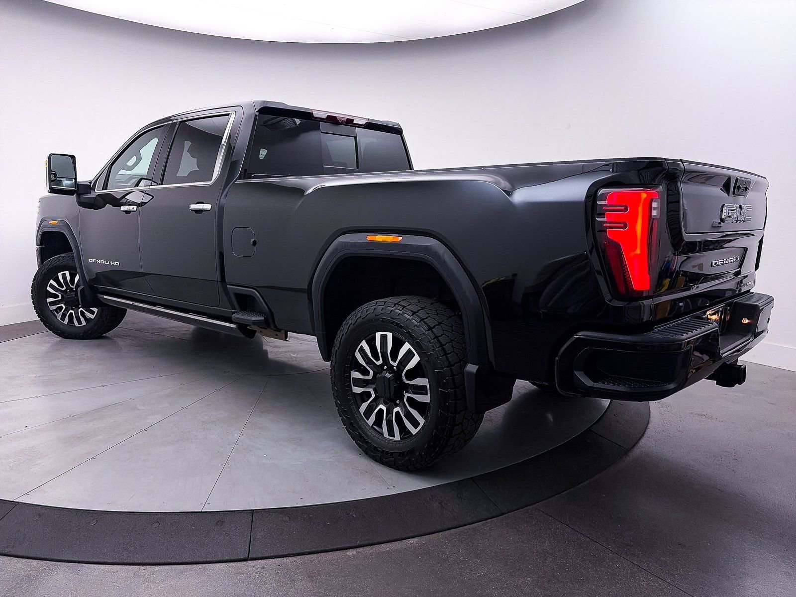 Used 2024 GMC Sierra 2500 Denali Ultimate image 2