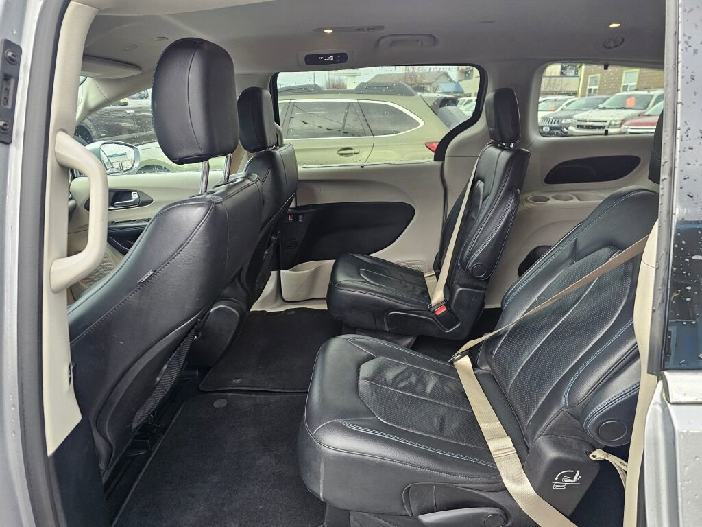 Used 2021 Chrysler Pacifica Touring-L image 19