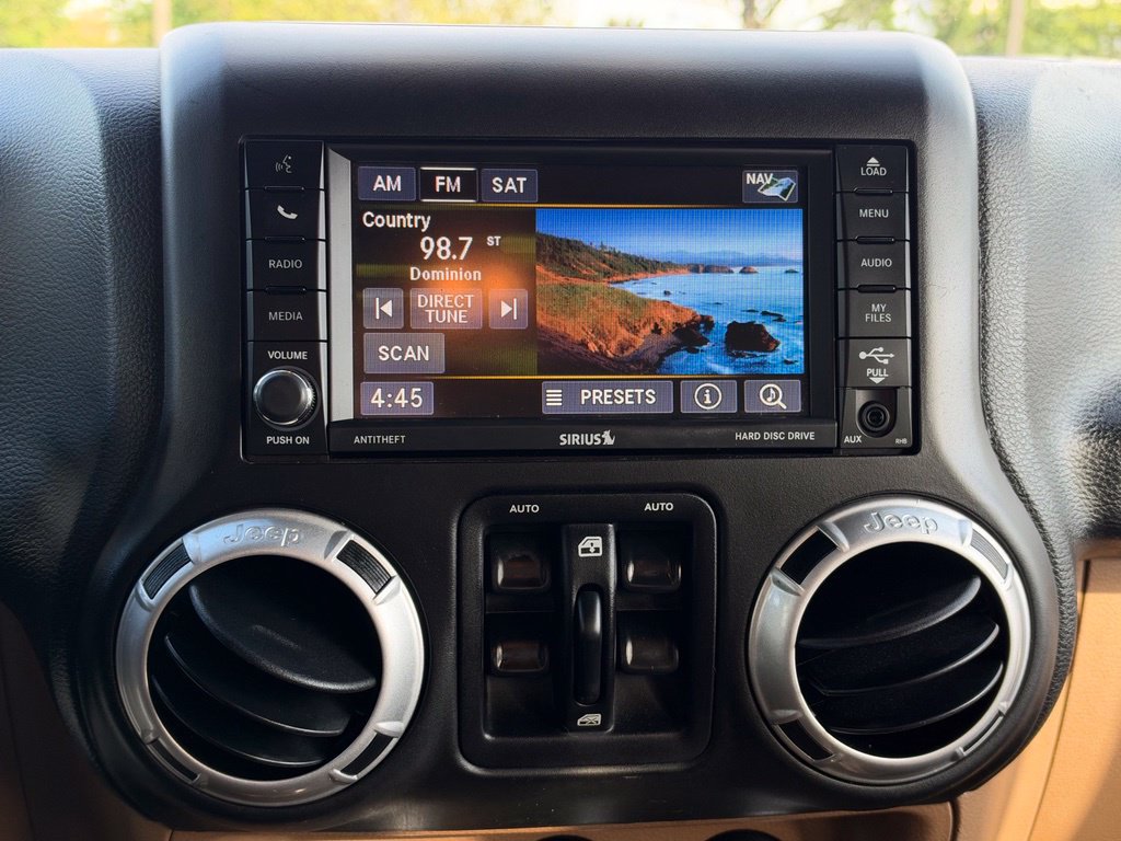 Used 2015 Jeep Wrangler Unlimited Rubicon w/ Connectivity Group AWD/4WD image 23
