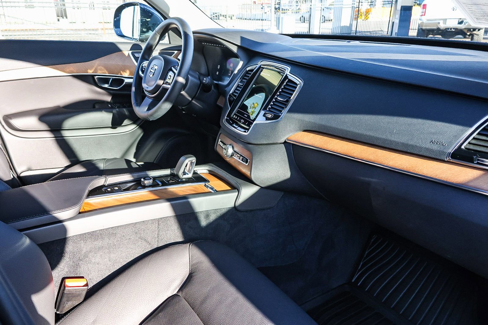 Used 2025 Volvo XC90 B5 Plus w/ Protection Package Premier image 17