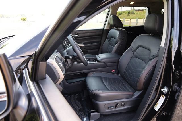 Certified 2025 Nissan Pathfinder Platinum w/ Cargo Package FWD image 10