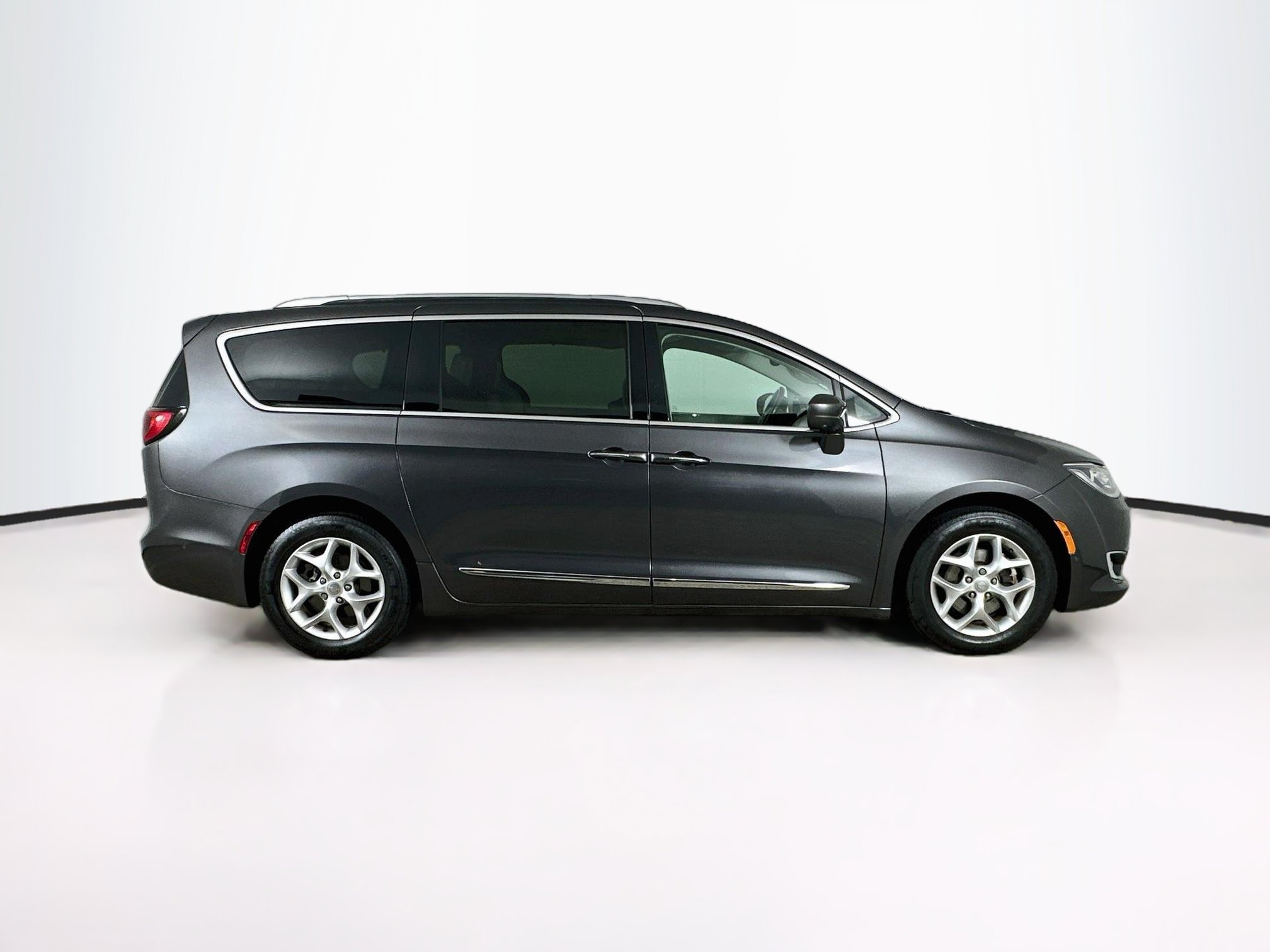 Used 2019 Chrysler Pacifica Touring-L Plus w/ Advanced Safetytec Group FWD image 10