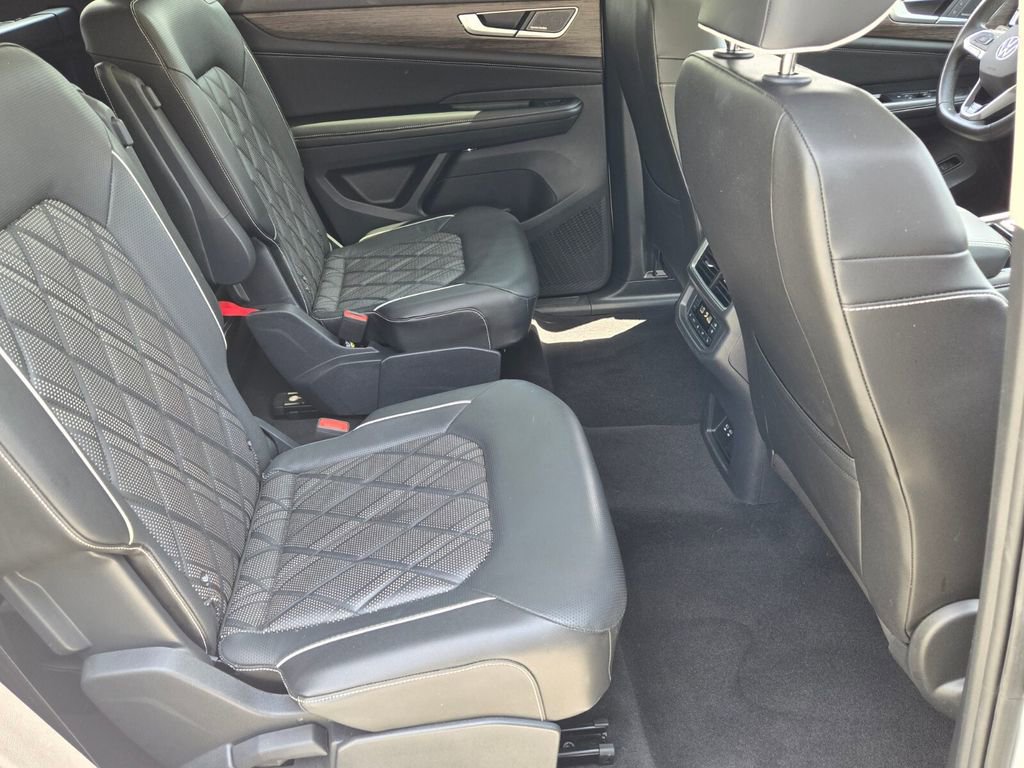 Used 2024 Volkswagen Atlas SEL Premium R-Line image 17