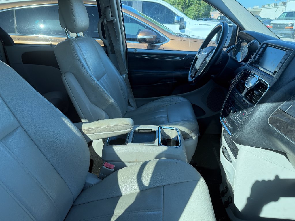 Used 2015 Chrysler Town & Country Touring w/ Driver Convenience Group FWD image 6
