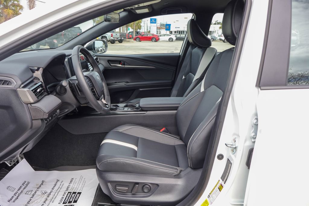 Used 2025 Toyota Camry SE FWD image 8