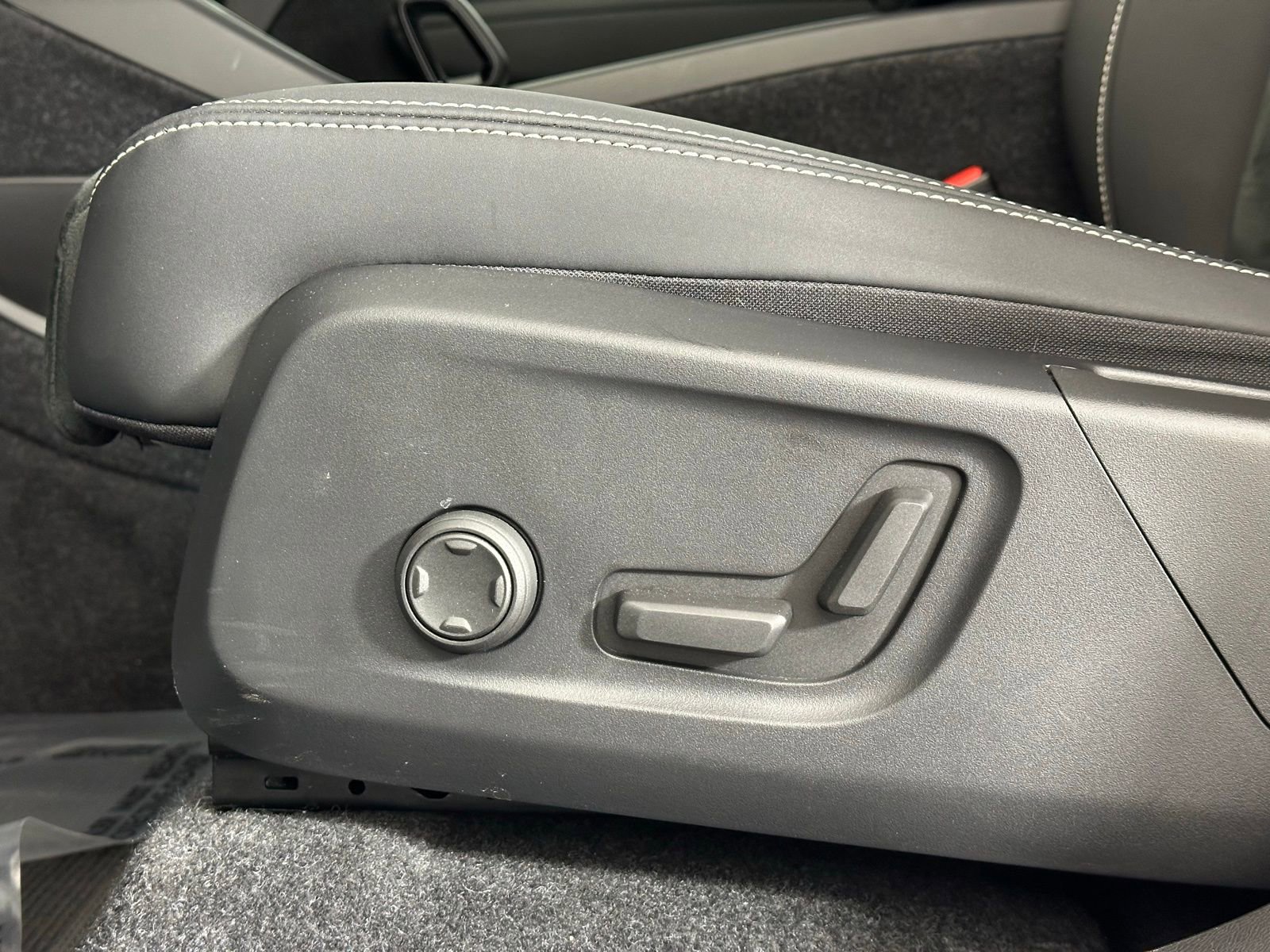 Used 2023 Volvo XC40 Recharge Plus image 7