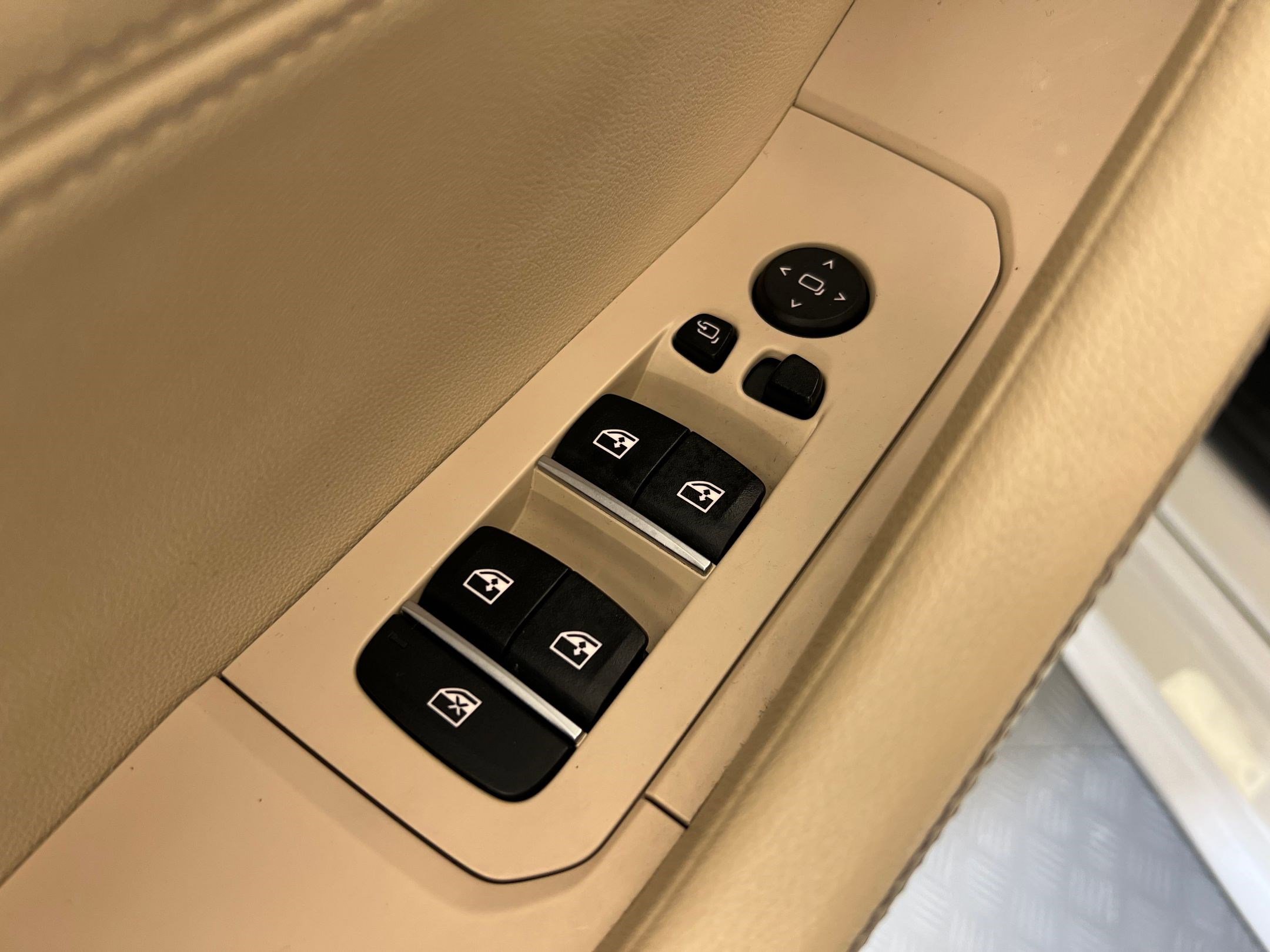 Used 2022 BMW X6 M50i w/ Executive Package image 24