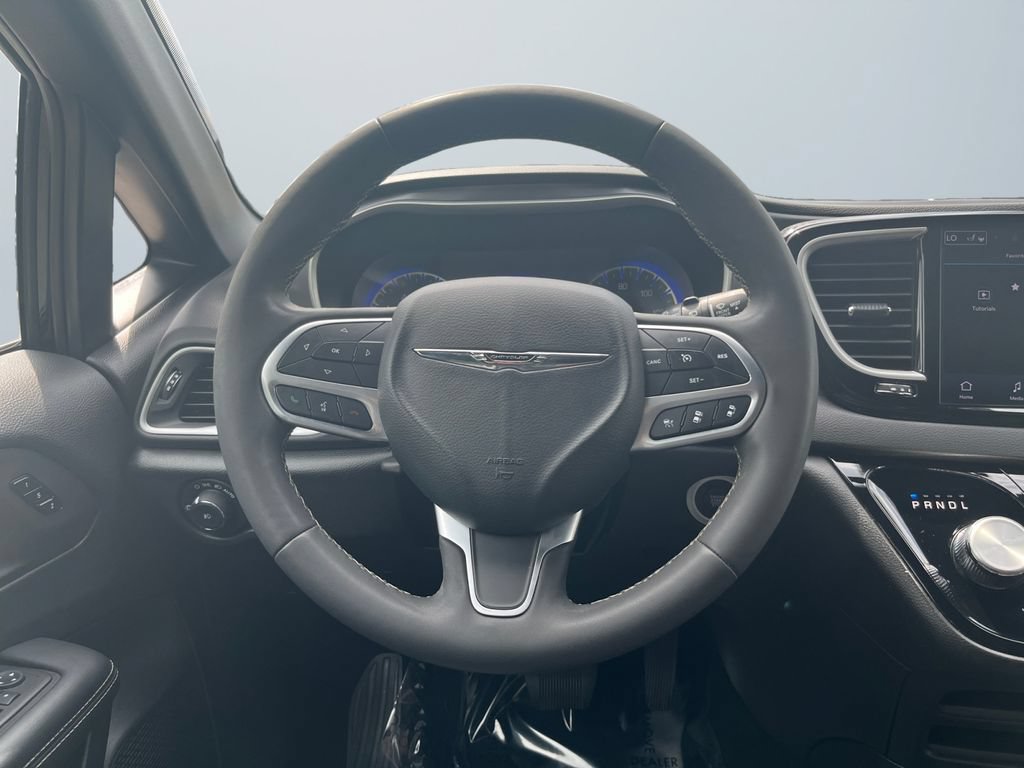 Used 2025 Chrysler Pacifica Select FWD image 12