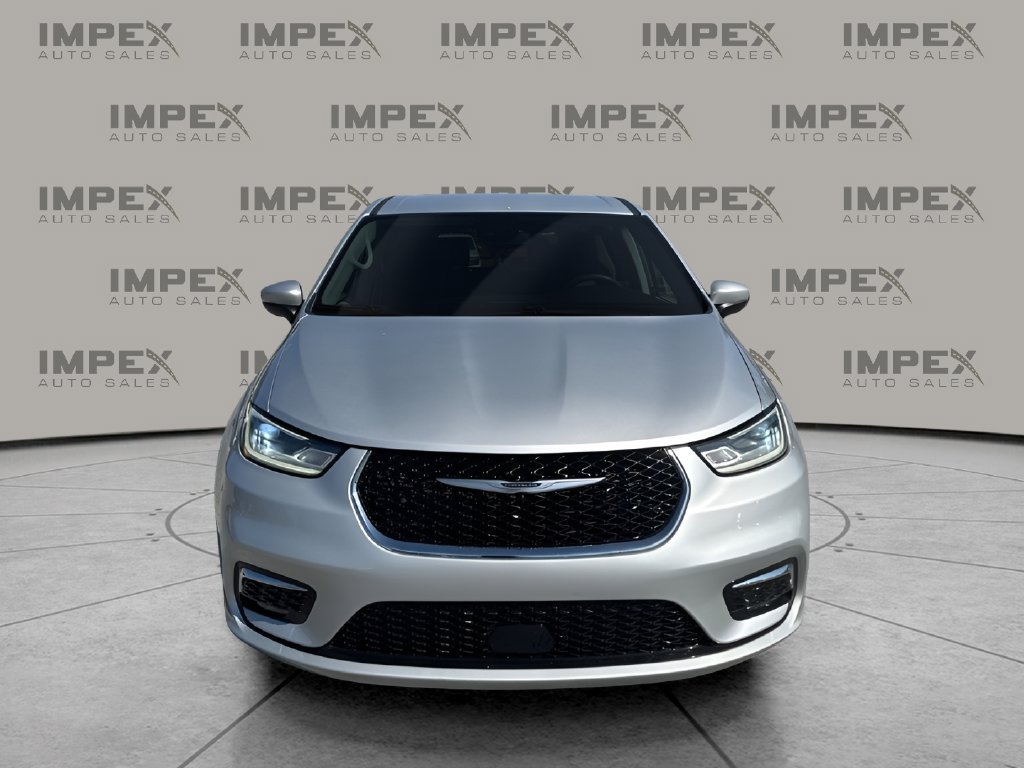 Used 2023 Chrysler Pacifica Touring-L FWD image 8