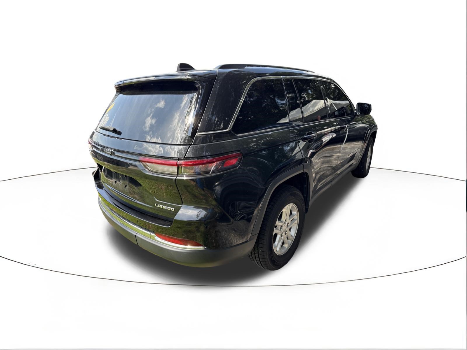 Used 2023 Jeep Grand Cherokee Laredo RWD image 2
