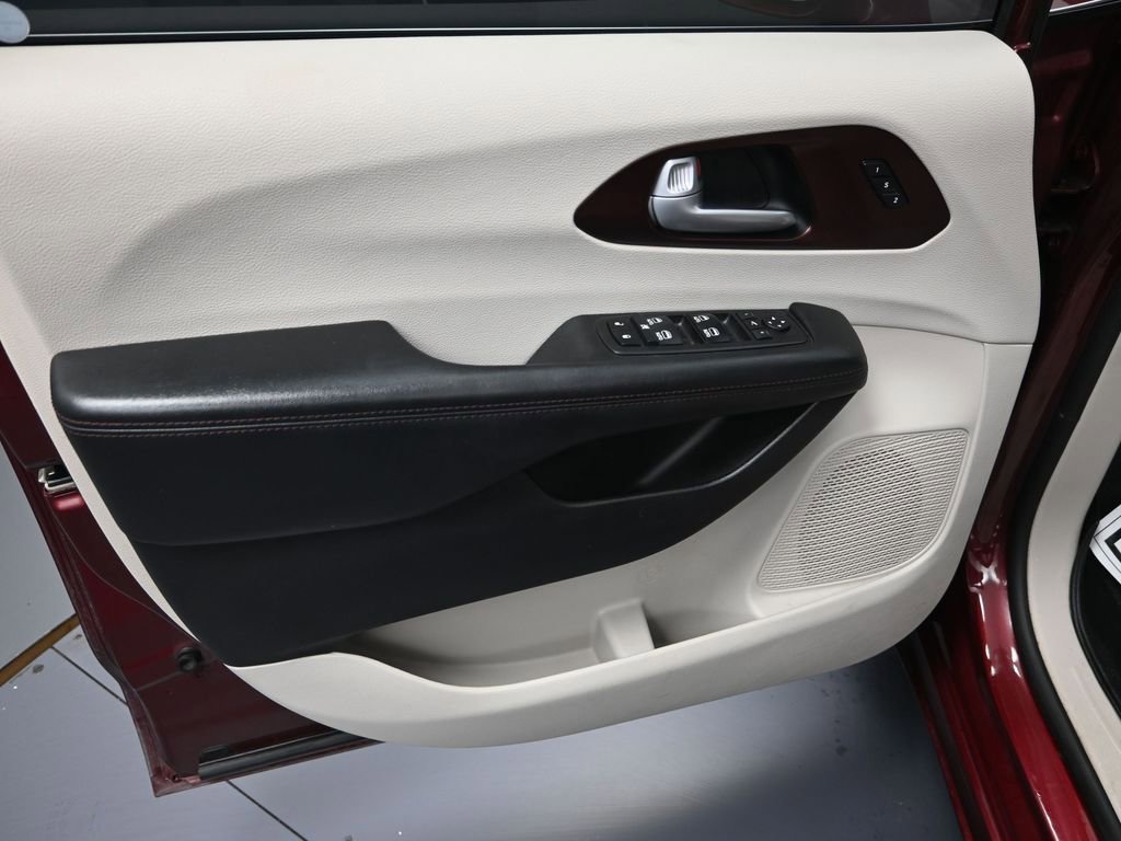 Used 2018 Chrysler Pacifica Limited image 10