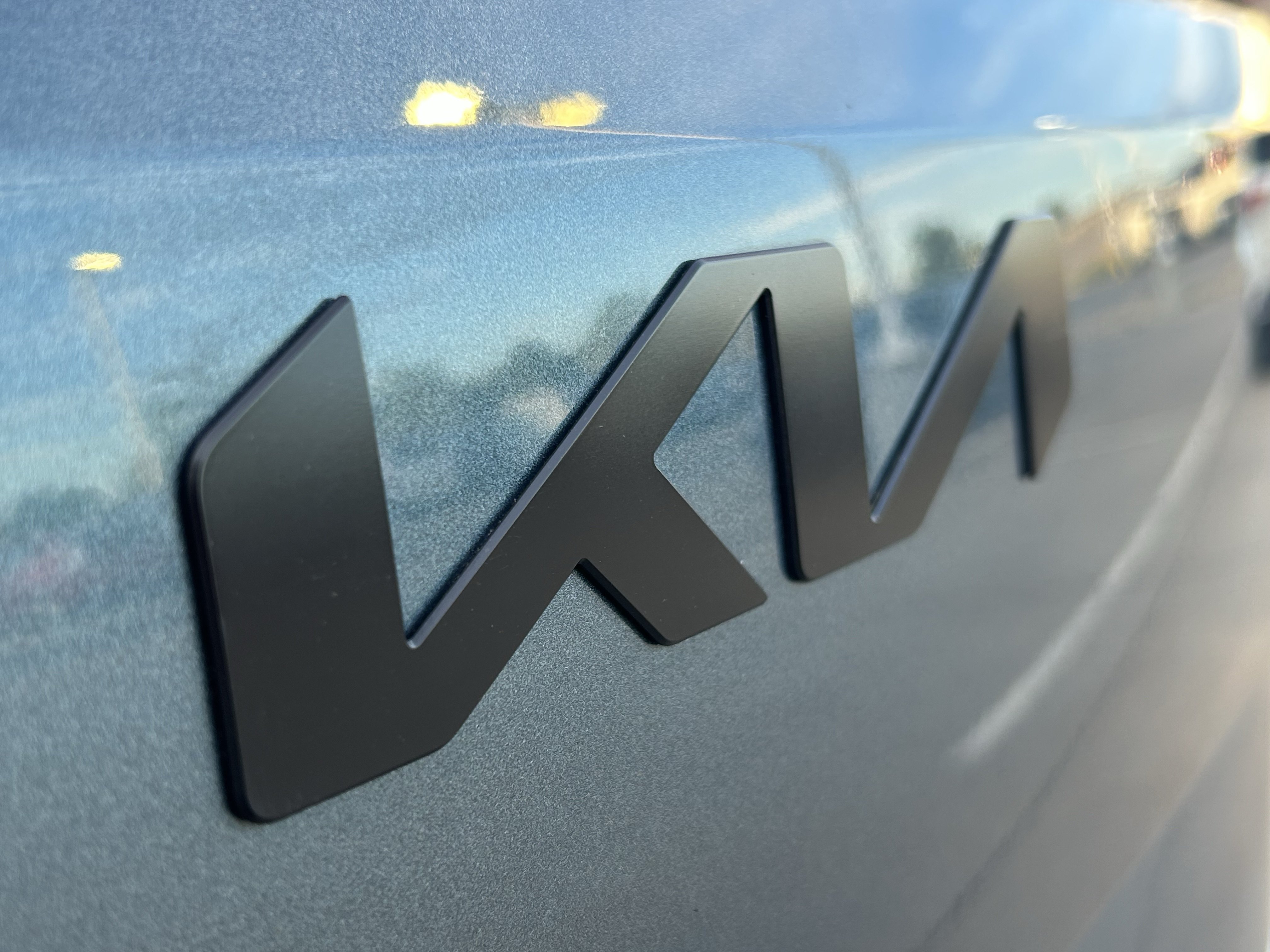 Used 2025 Kia Carnival SX w/ SX Dark Edition Package FWD image 7