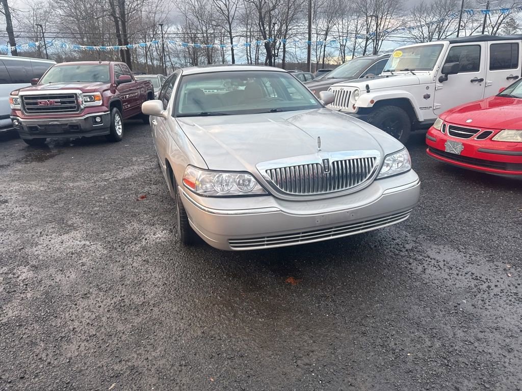 Used 2005 Lincoln Town Car Signature Limited image 8