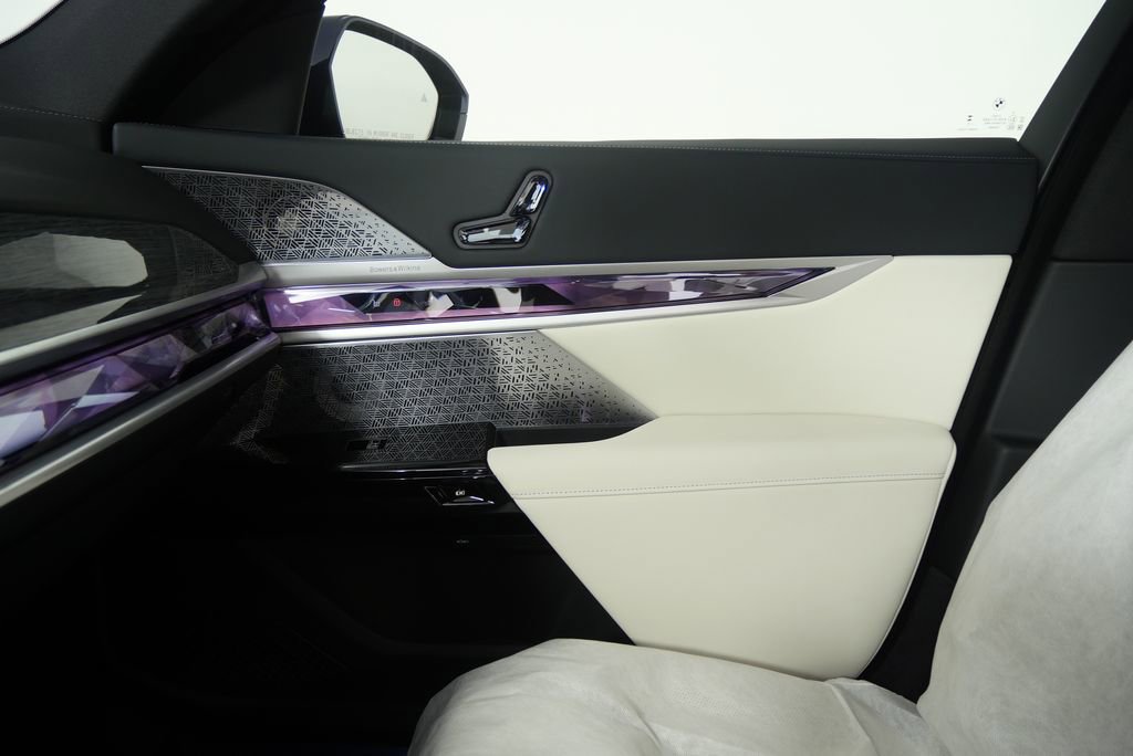 Used 2026 BMW 750e xDrive w/ Executive Package image 24