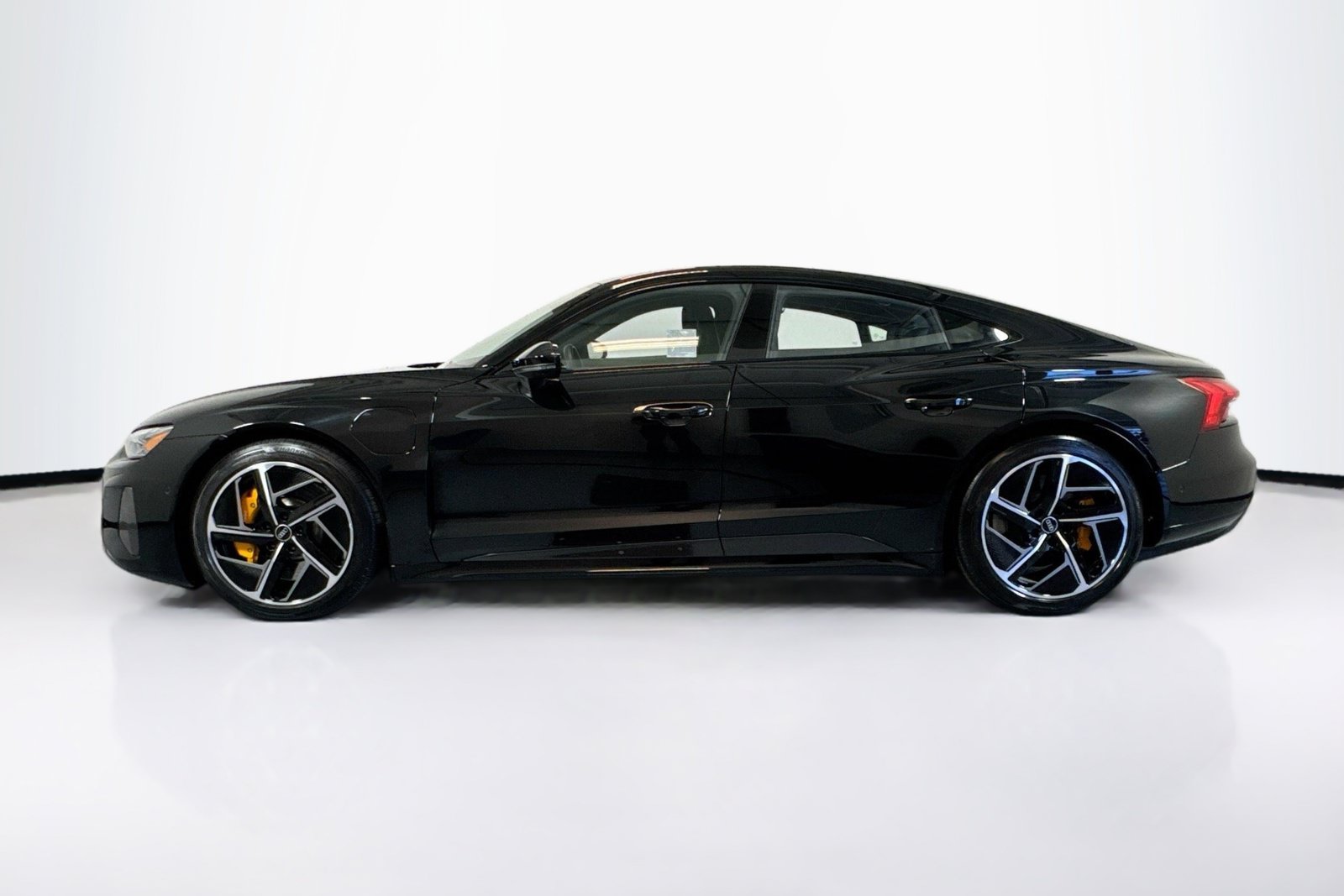 Used 2023 Audi RS e-tron GT w/ Carbon Performance Package AWD/4WD image 8