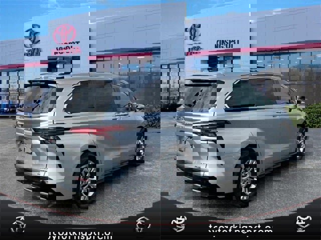 Used 2023 Toyota Sienna Platinum image 5