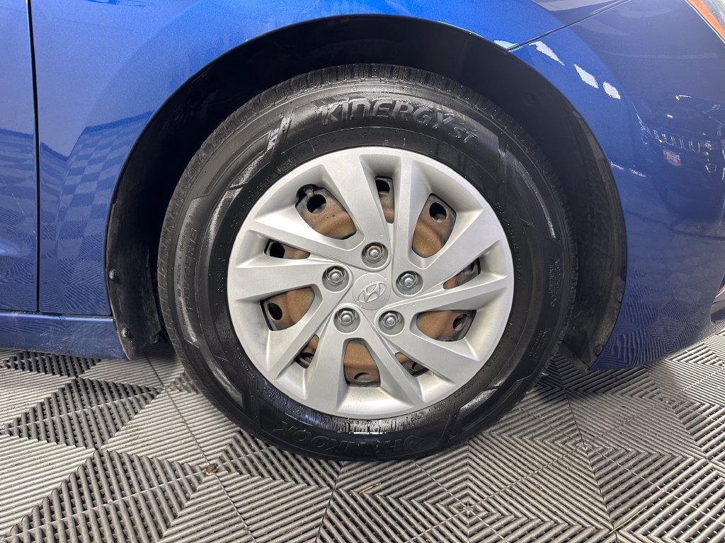 Used 2020 Hyundai Elantra SE FWD image 11