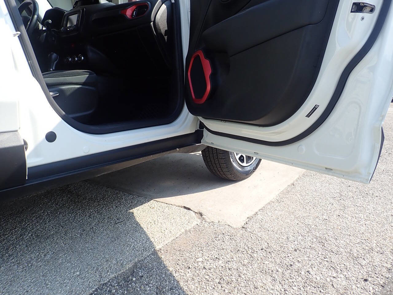 Used 2016 Jeep Renegade Trailhawk w/ Cold Weather Group image 29