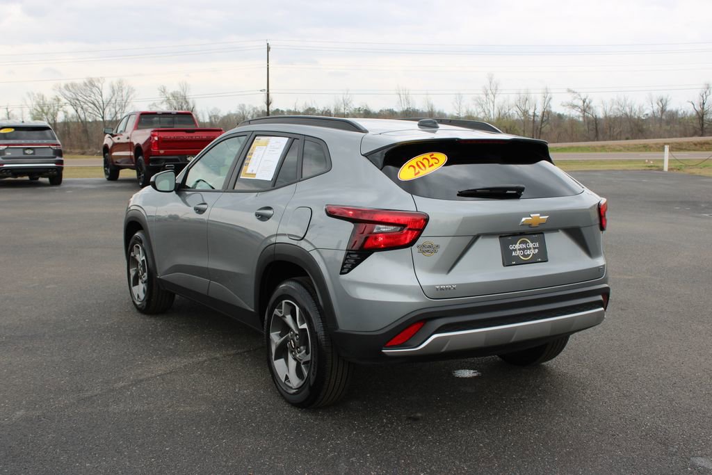 Used 2025 Chevrolet Trax LT image 7