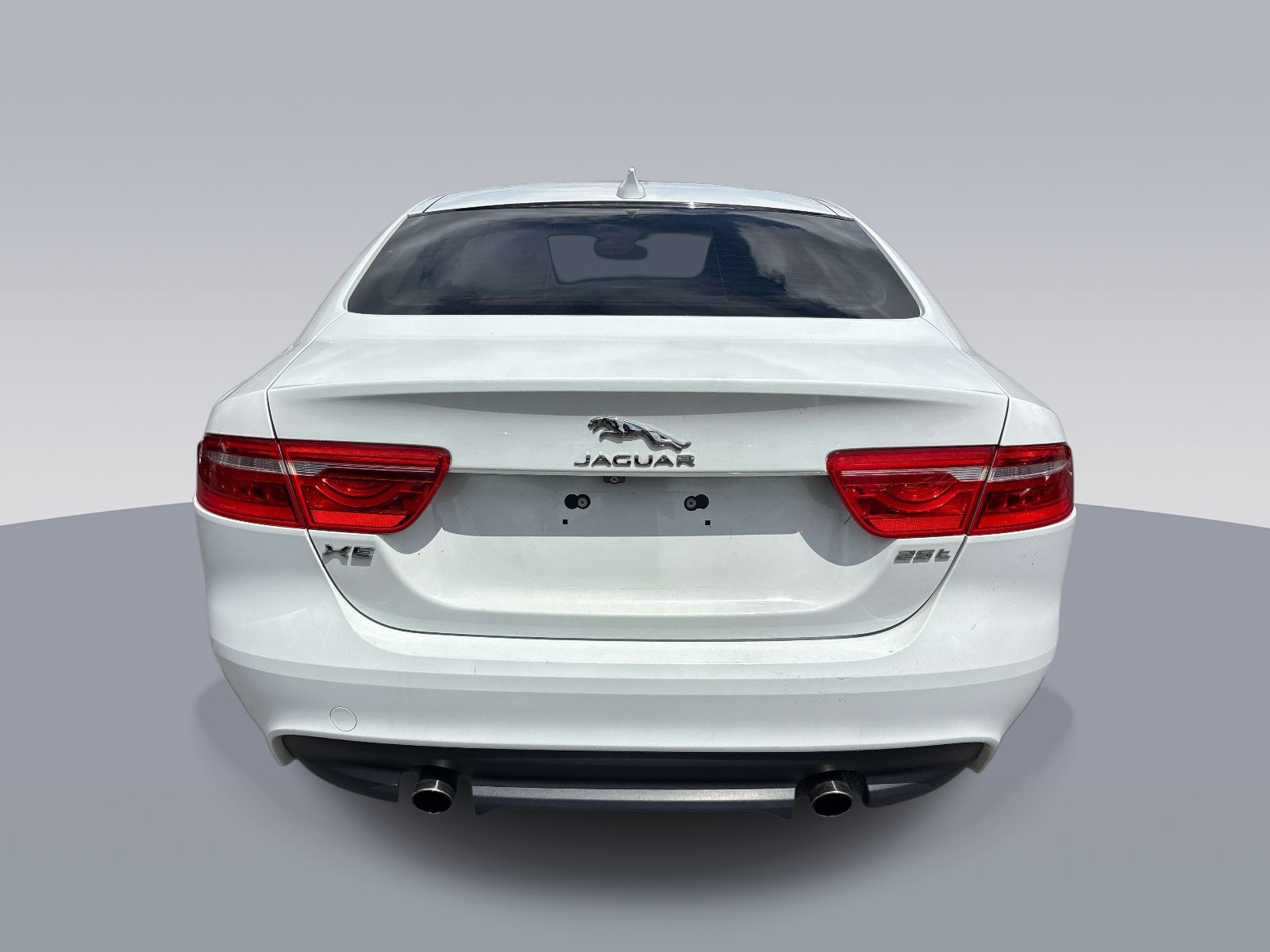 Used 2019 Jaguar XE RWD image 4