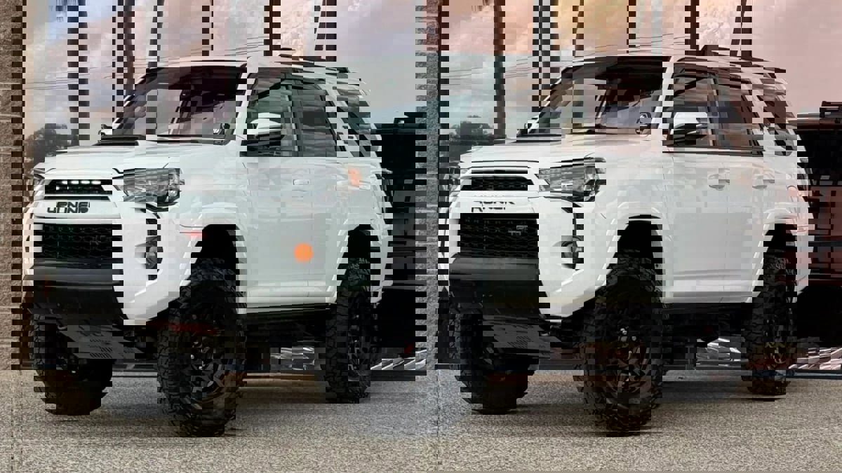 Used 2018 Toyota 4Runner TRD Off-Road Premium AWD/4WD image 2