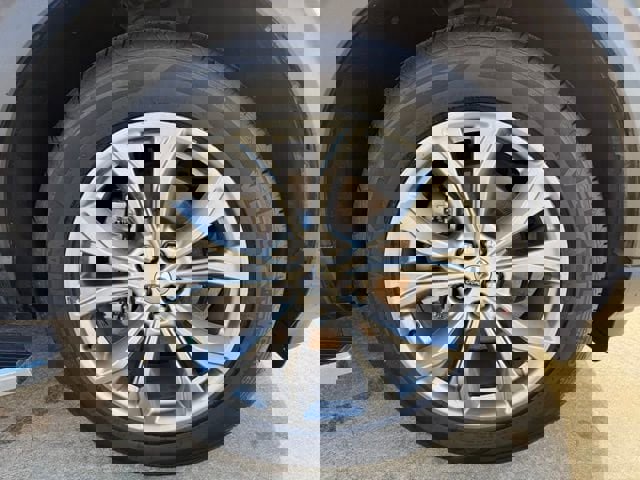 Used 2022 Ford Explorer XLT w/ Equipment Group 202A image 9