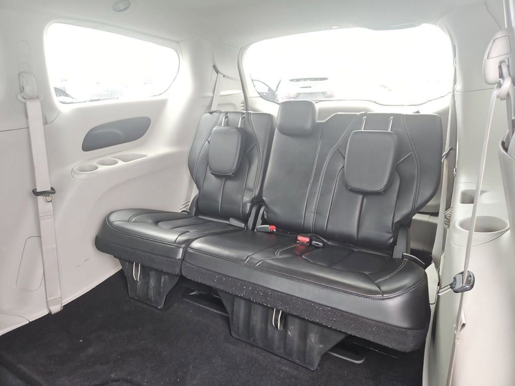 Used 2023 Chrysler Pacifica Touring-L FWD image 12