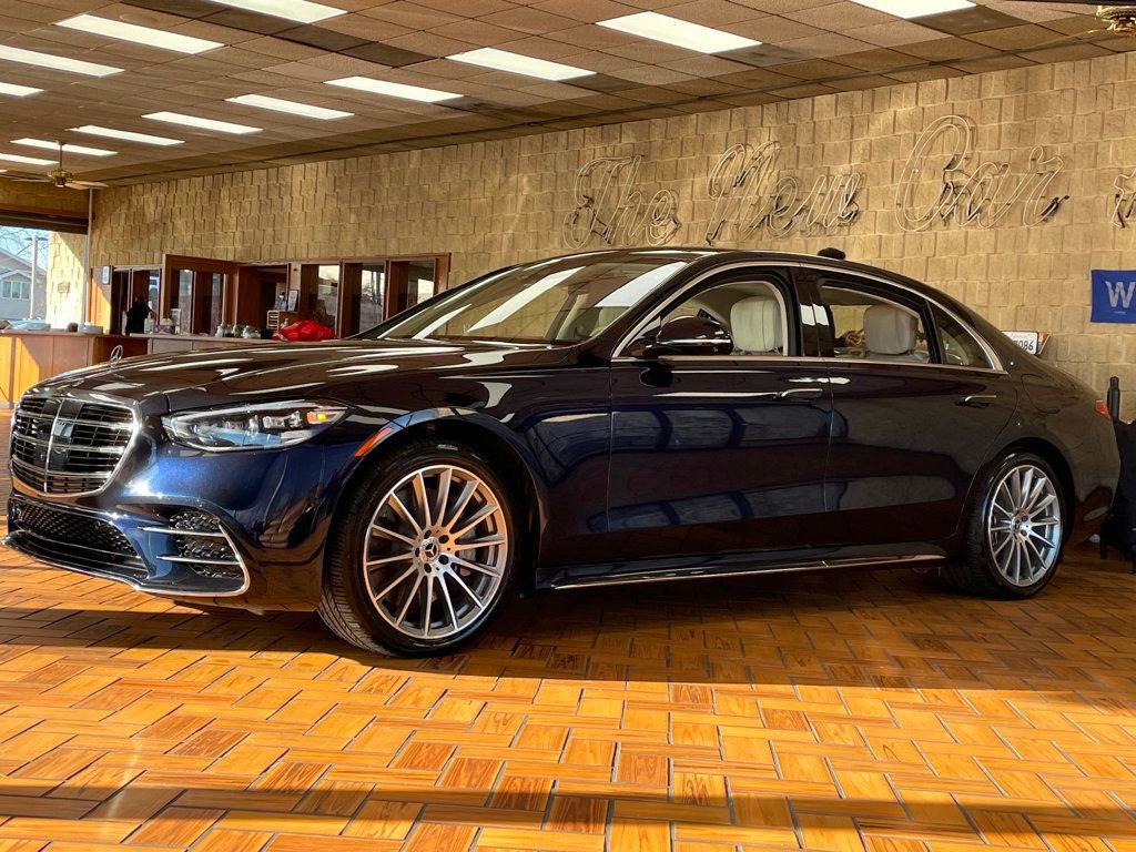 Used 2023 Mercedes-Benz S 580e 4MATIC Sedan w/ AMG Line image 4