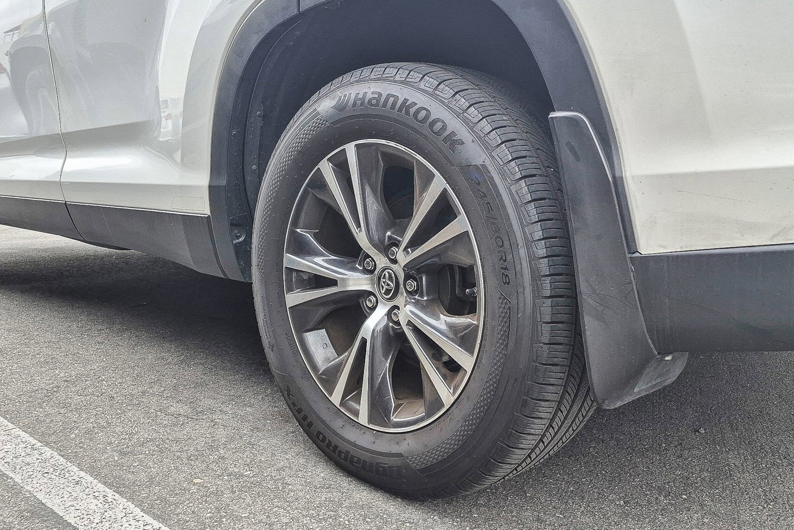 Used 2019 Toyota Highlander LE w/ Carpet Mat Package (TMS) image 11