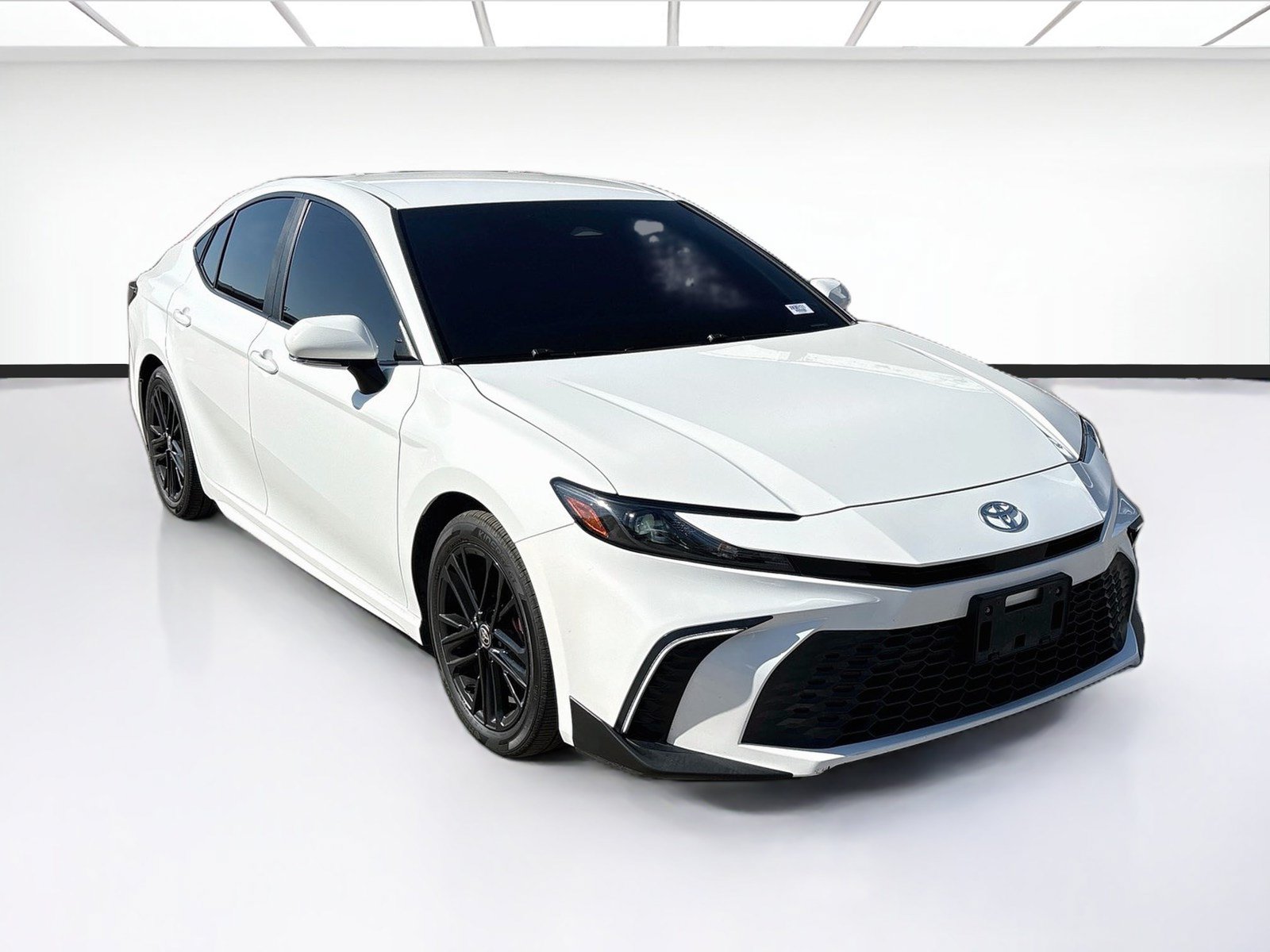 Used 2025 Toyota Camry SE w/ Convenience Package FWD image 3