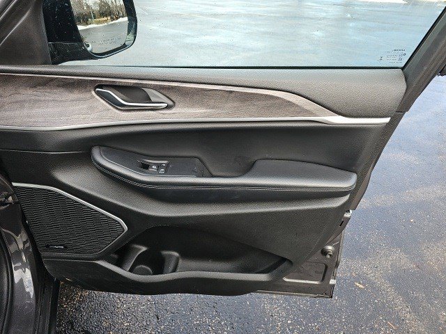 Used 2023 Jeep Grand Cherokee L Limited w/ Luxury Tech Group II image 15