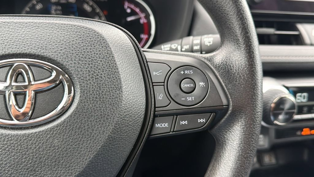 Certified 2025 Toyota RAV4 XLE FWD image 27