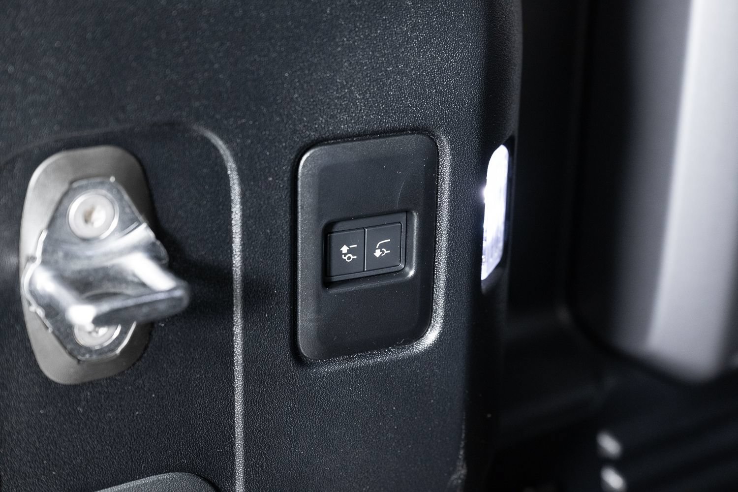 Used 2024 Land Rover Defender 110 SE AWD/4WD image 20