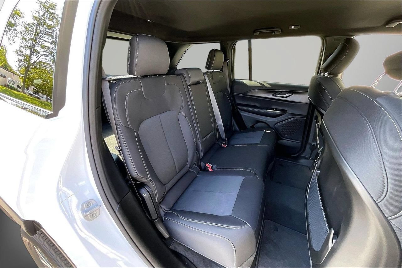 New 2027 Jeep Grand Cherokee Laredo RWD image 16