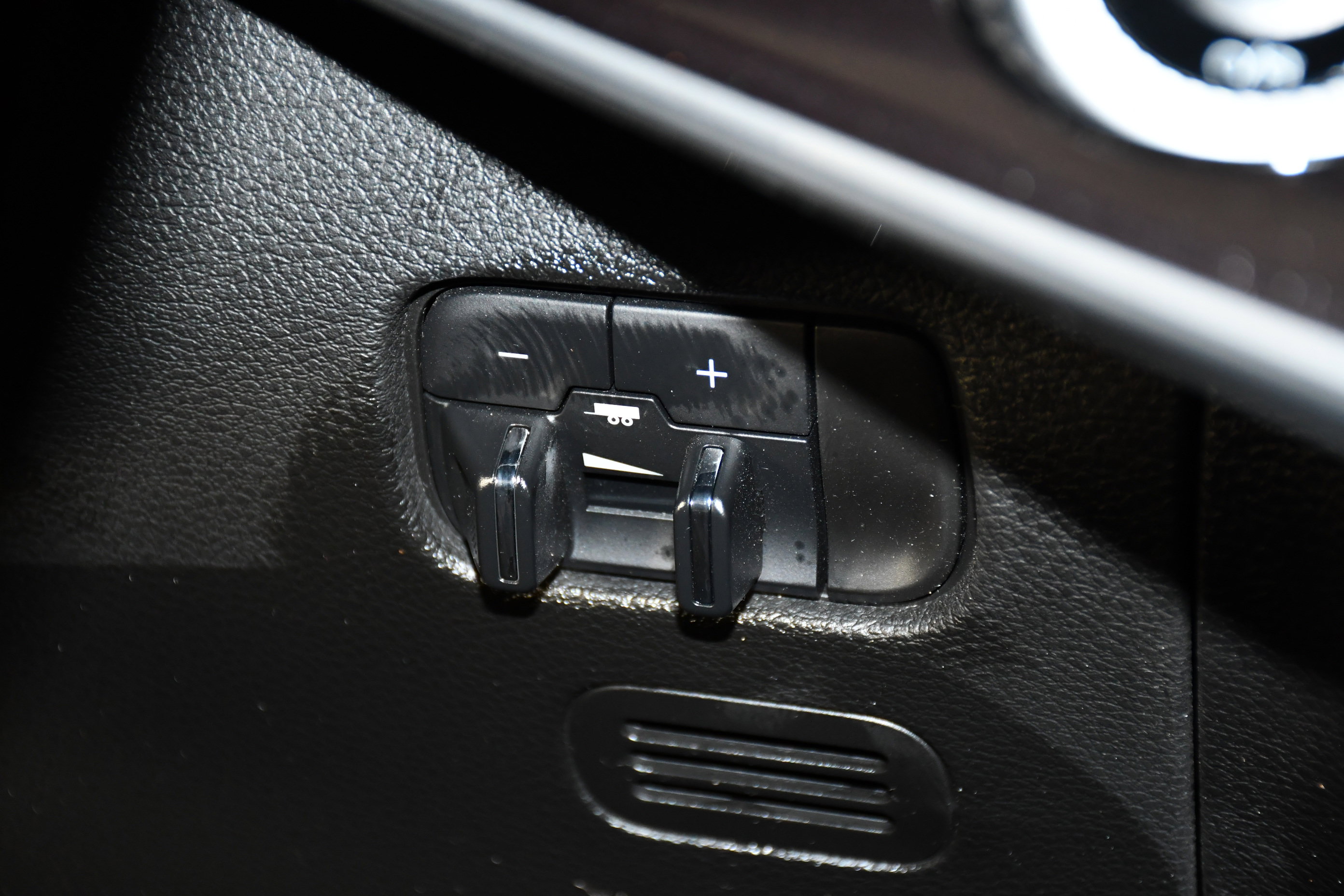 Used 2024 Jeep Wagoneer 4WD w/ HD Trailer Tow Package image 33