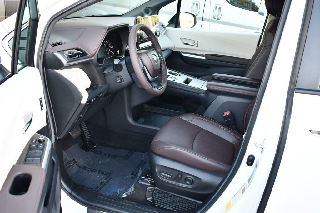 Used 2024 Toyota Sienna Platinum image 45