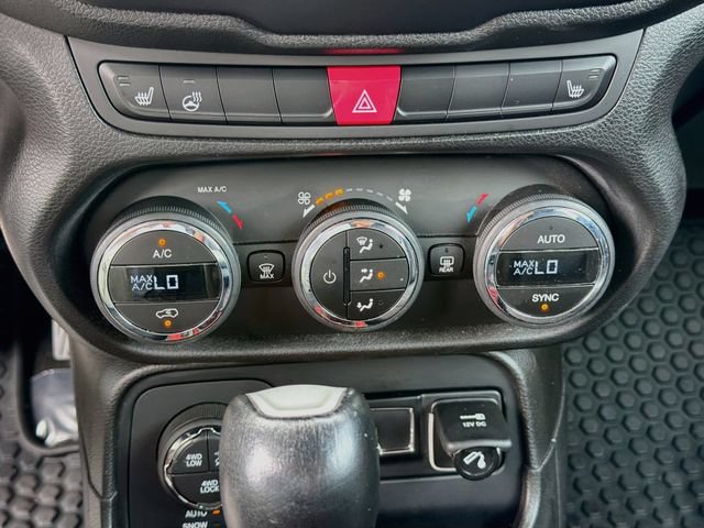 Used 2017 Jeep Renegade Trailhawk w/ Premium Trailhawk Package AWD/4WD image 16