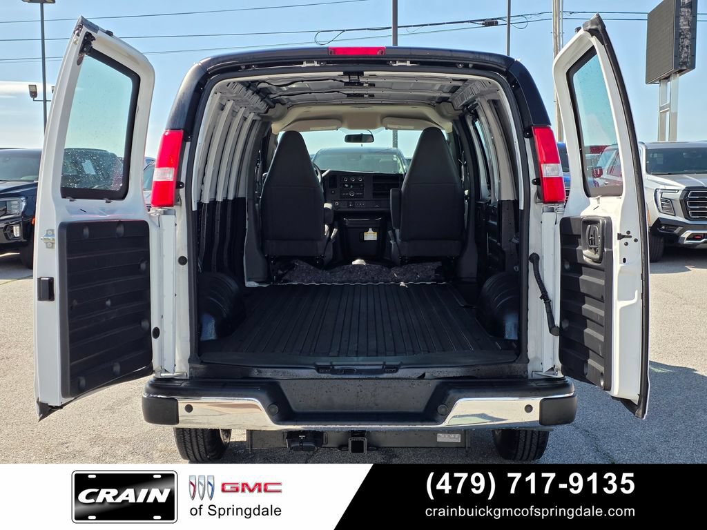 Used 2024 Chevrolet Express 3500 w/ Driver Convenience Package RWD image 7