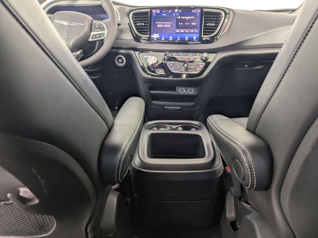 Used 2025 Chrysler Pacifica Select image 25