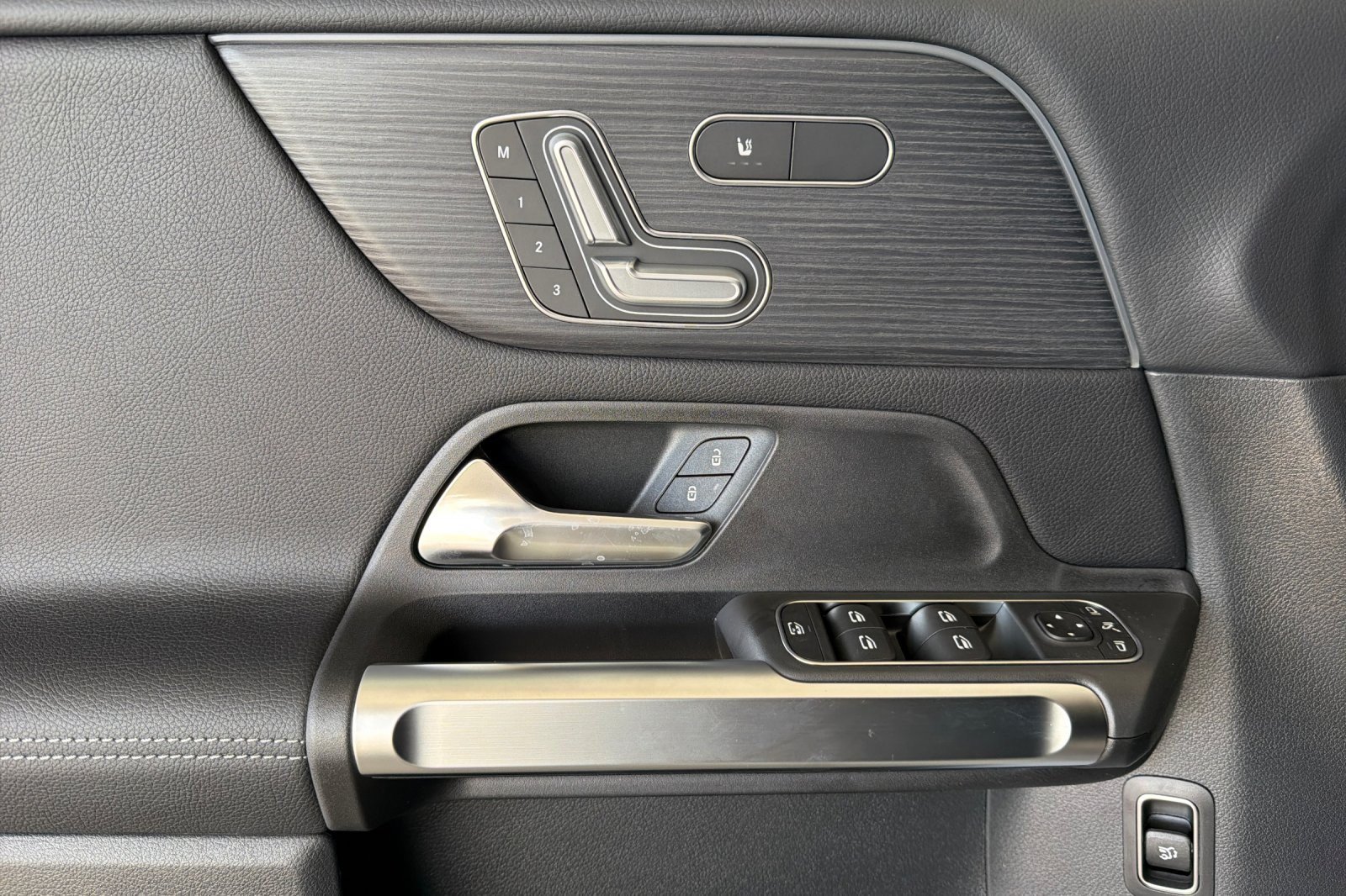 New 2026 Mercedes-Benz GLB 250 image 10