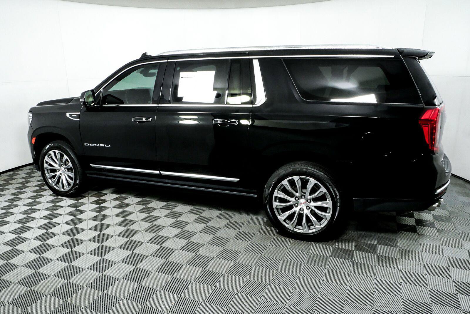 Used 2022 GMC Yukon XL Denali w/ Denali Ultimate Package AWD/4WD image 31