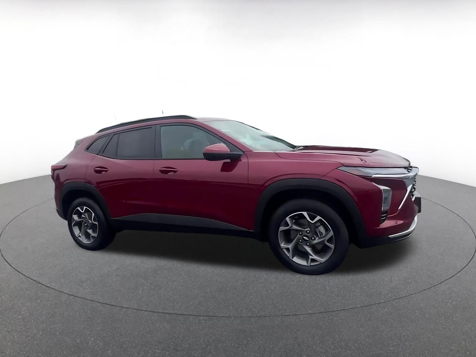 Used 2025 Chevrolet Trax LT image 2