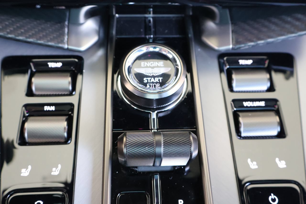 Used 2025 Aston Martin Vanquish RWD image 25