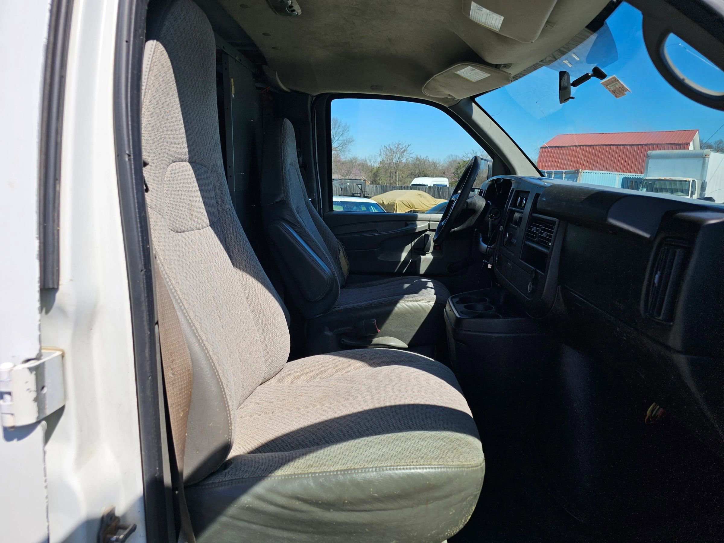 Used 2010 GMC Savana 1500 RWD image 5