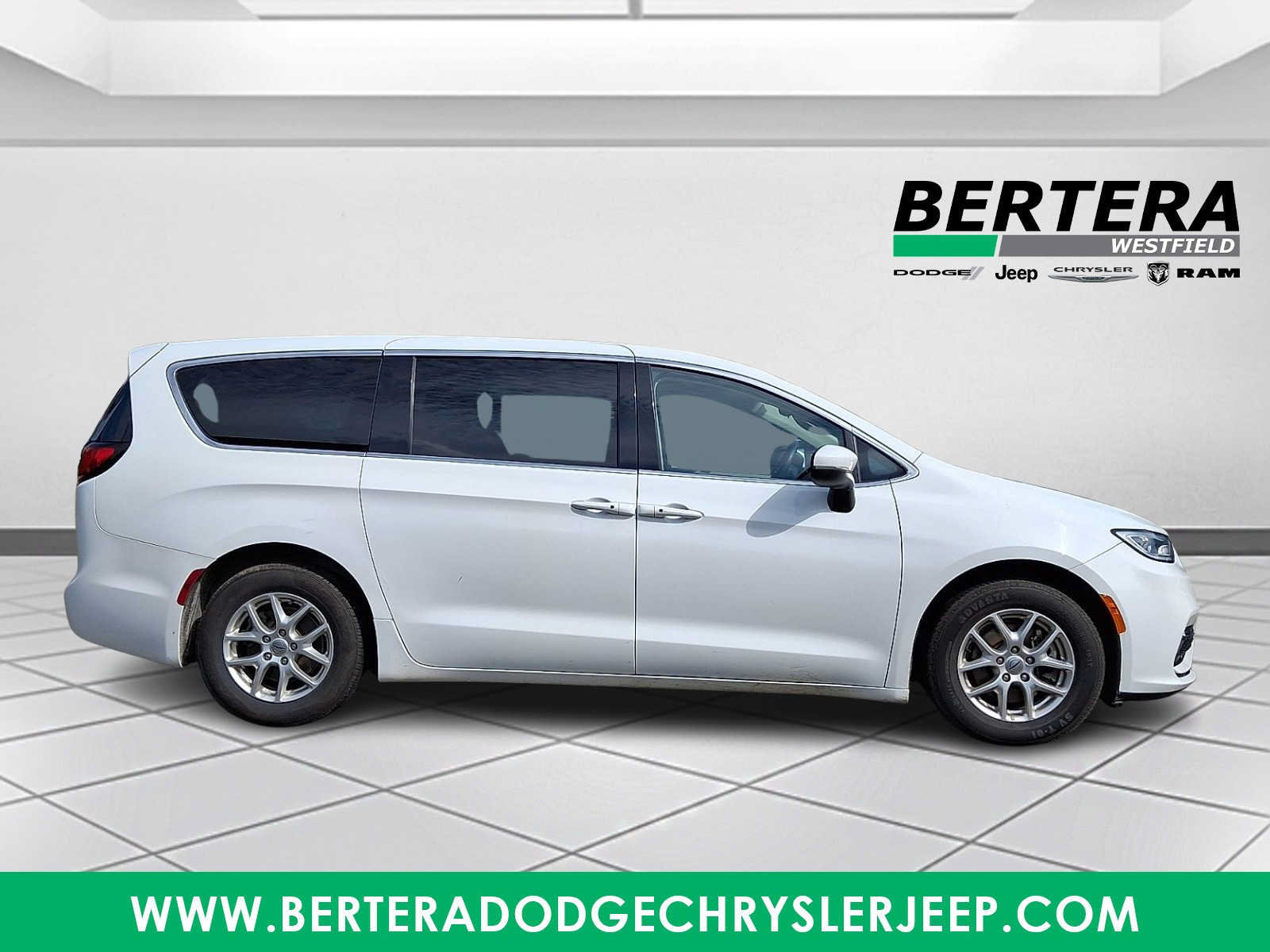 Certified 2023 Chrysler Pacifica Touring-L FWD image 7