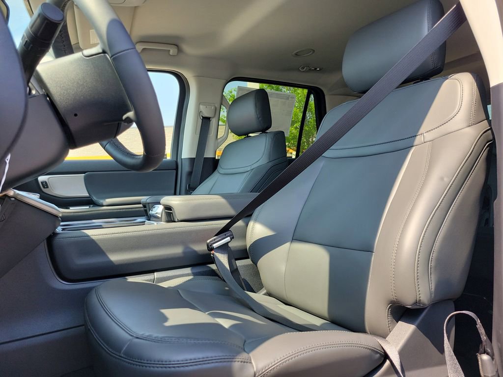 New 2026 Ford Expedition Active image 17