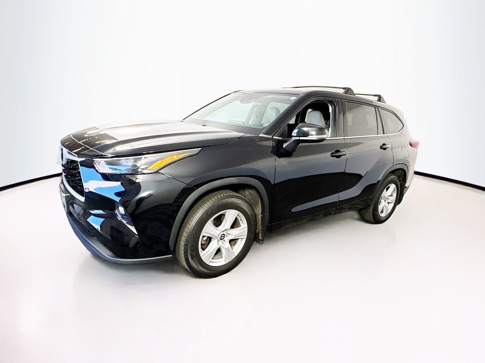 Used 2022 Toyota Highlander LE AWD/4WD image 4